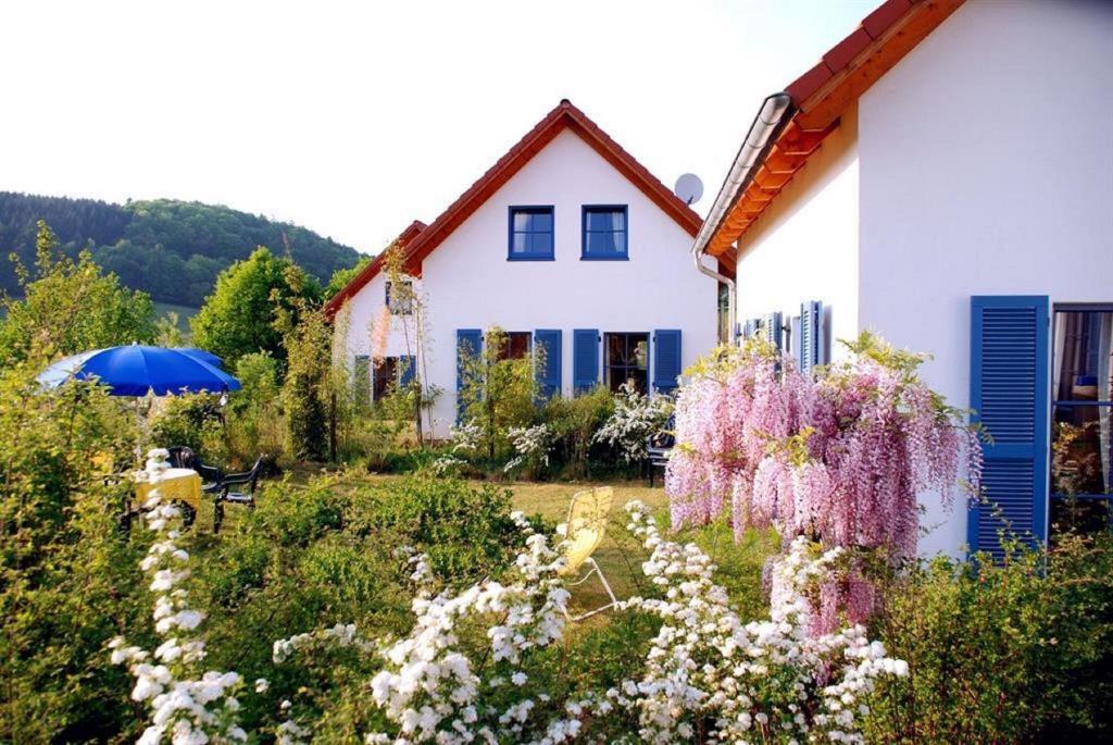 Ferienhäuser Bellana的白色的房子,花园种有鲜花