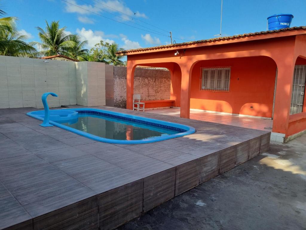 伊塔马拉卡Casa em Itamaracá no Pilar, próximo da praia的一座房子旁的庭院中的游泳池