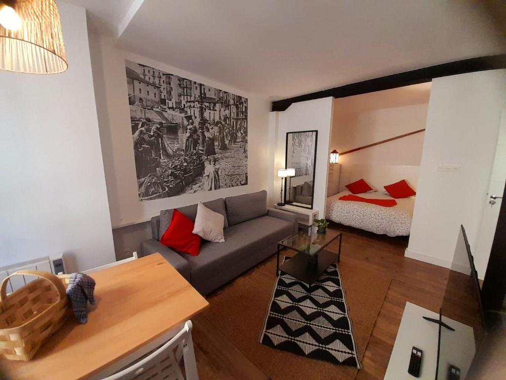 贝梅奥Andra Mari Apartamentu Turistikoak的客厅配有沙发和1张床