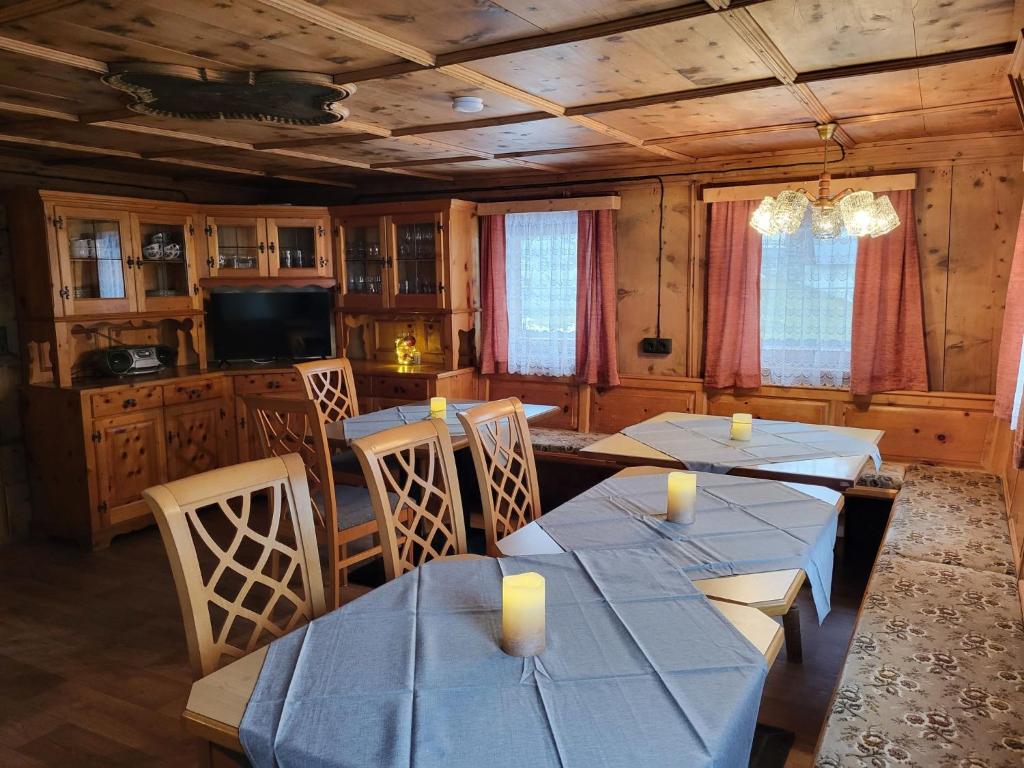 卡普尔Holiday Home Stark by Interhome的小屋内带桌椅的用餐室