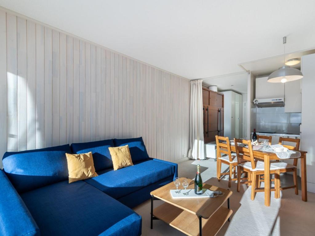 蒂涅Studio Les Pistes - Lavachet-4 by Interhome的客厅配有蓝色的沙发和桌子