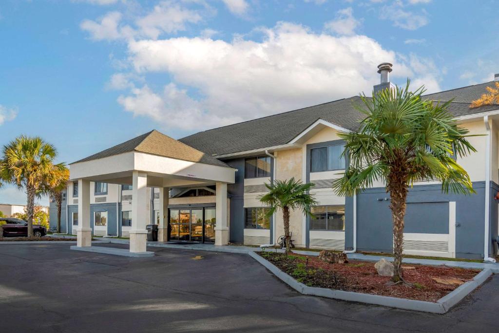 华纳罗宾斯Comfort Inn & Suites - near Robins Air Force Base Main Gate的一座棕榈树建筑