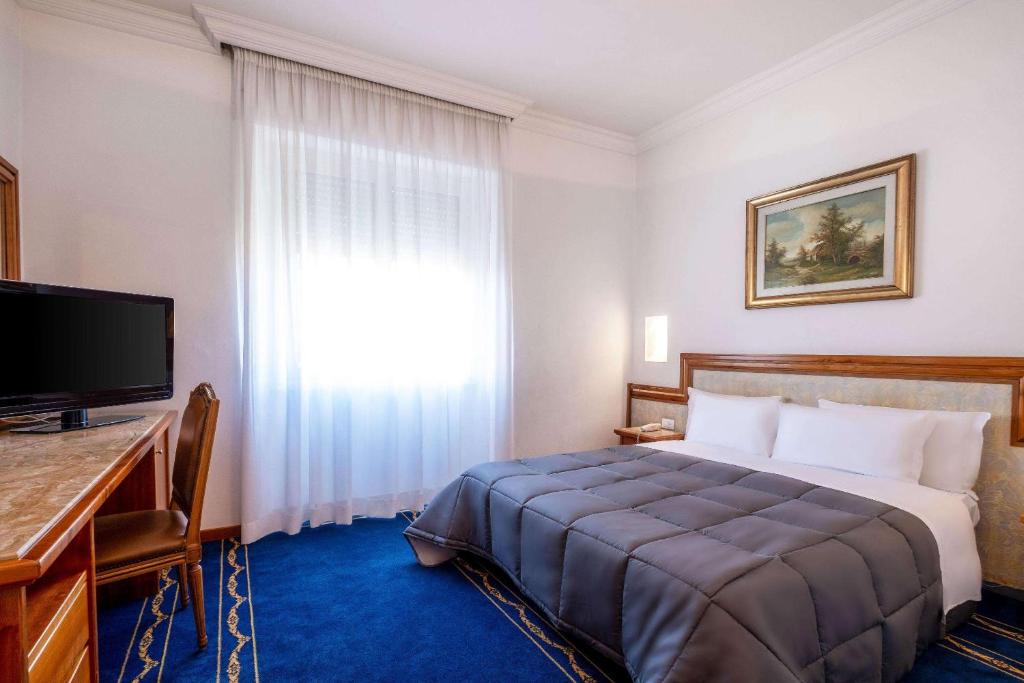 罗马诺瓦多姆斯品质酒店的酒店客房设有床和窗户。
