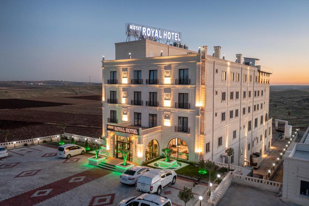 MidyatMidyat Royal Hotel & Spa的停车场内停放车辆的酒店空中景观