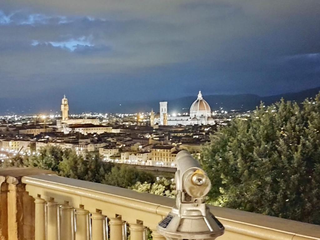 佛罗伦萨Firenze inn 21 Florence的夜晚从阳台可欣赏到城市美景