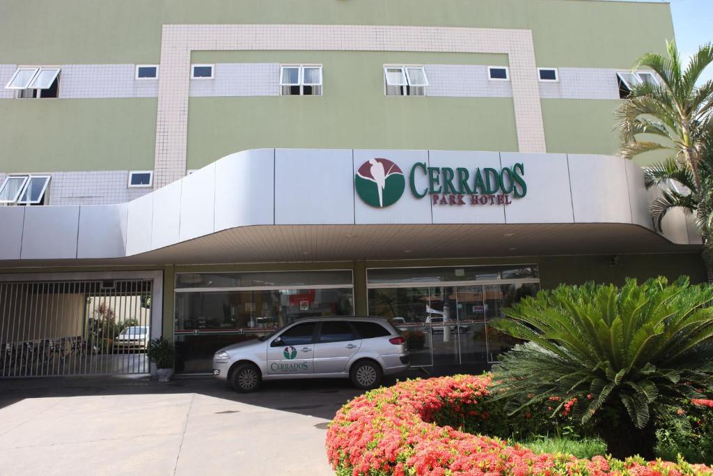 大瓦尔泽亚Cerrados Park Hotel的停在大楼前的汽车