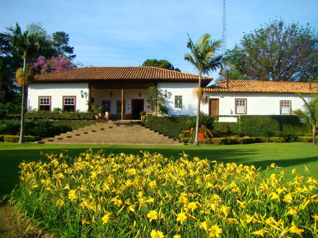 伊图喀普娃拉庄园的前面有黄色花的房子
