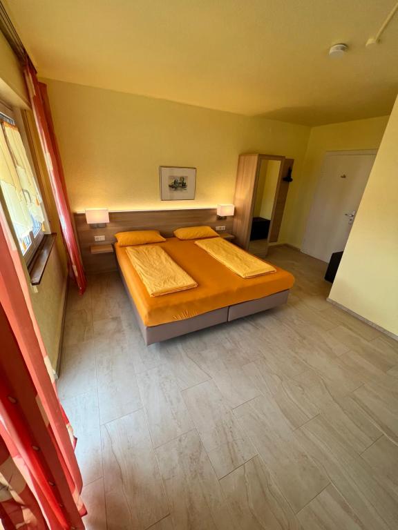 戈特马丁根Hotel-Heilsberg的一间大卧室,内配两张床
