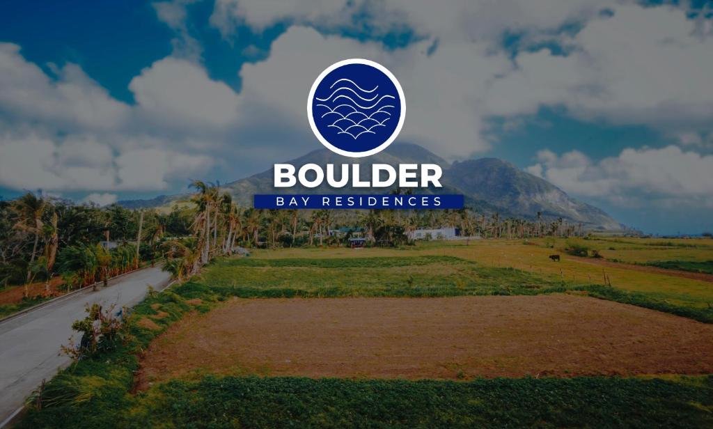 巴斯科Boulder-Bay Residences的山地圆珠湾公寓标志