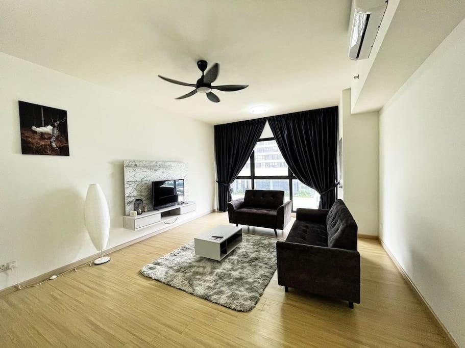 双溪毛糯Cozy & Comfy Home Dsara Sentral Opposite MRT的客厅配有2把椅子和吊扇
