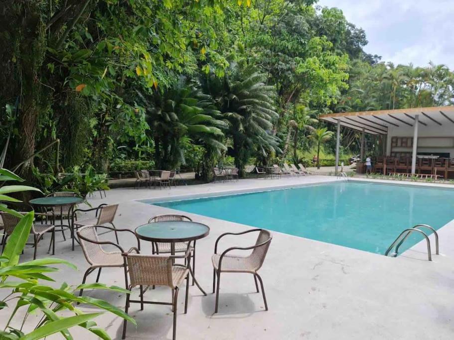 巴拉尤娜Delba Costa Smeralda - Barra do Una的毗邻度假酒店的带桌椅的游泳池