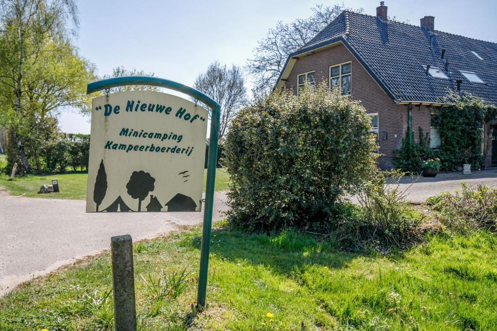 奥特罗Camping De Nieuwe Hof的房屋前草上的标志