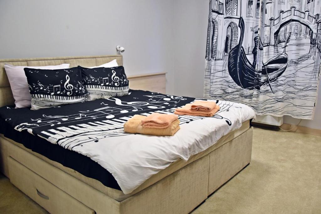 尼什City SMART的一间卧室配有带毛巾的床