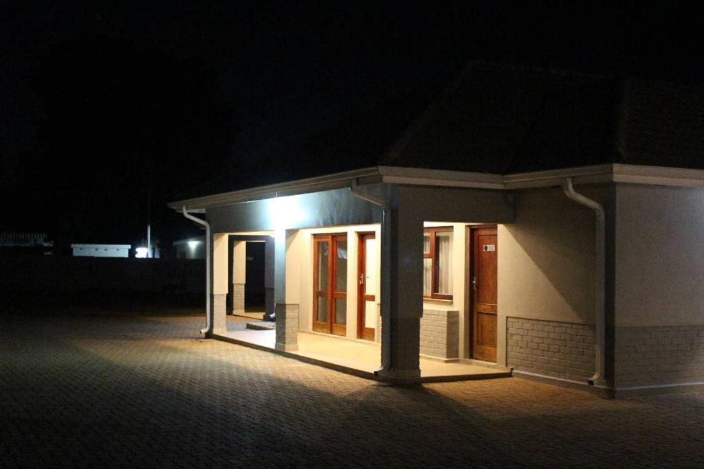 哈拉雷A pristine BB located in Belvedere Harare - 2010的一座晚上有灯的建筑