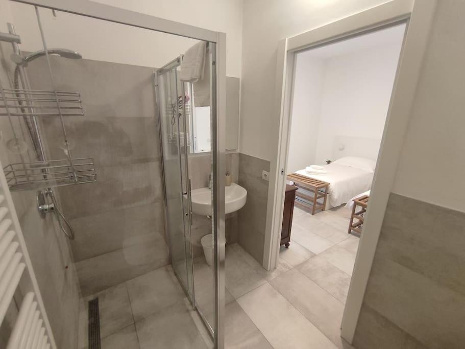 奥里奥阿塞里奥fuORIOrbita的带淋浴、卫生间和盥洗盆的浴室