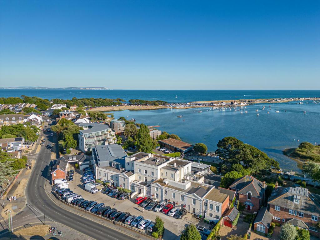 基督城Harbour Hotel & Spa Christchurch的享有小镇的空中景致,设有房屋和大海