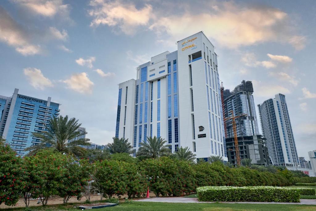 迪拜大都会商业湾酒店的城市中心高大的白色建筑