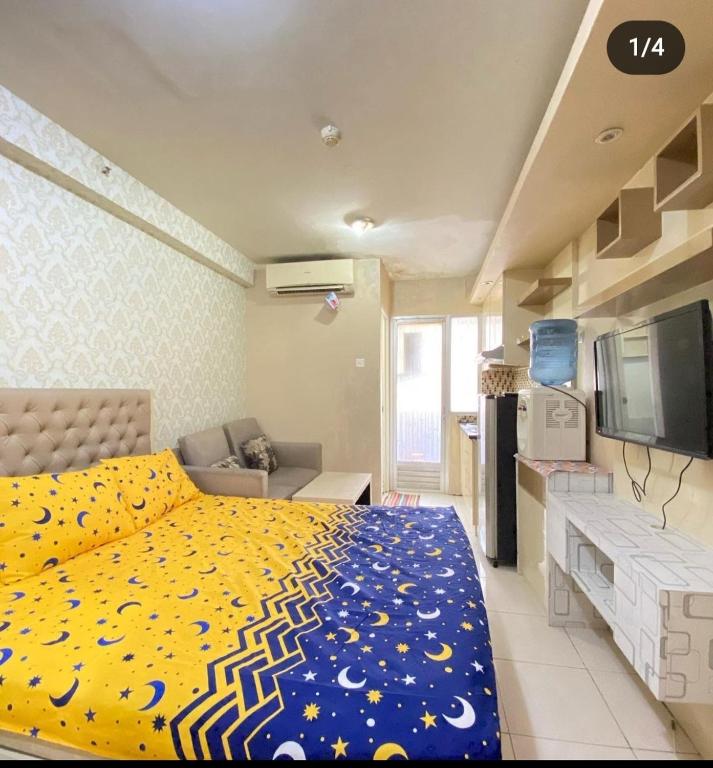 雅加达Sewa Apartemen Kalibata City by The Best的一间卧室配有一张床、一张沙发和一台电视