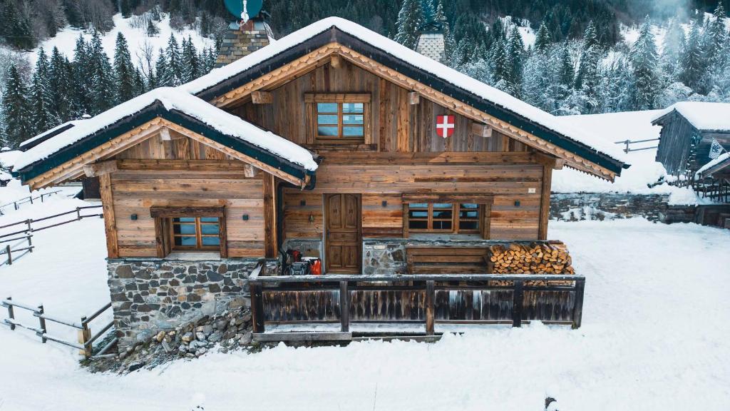 莫尔济讷Chalet Le R'Posiao的小木屋,屋顶上积雪