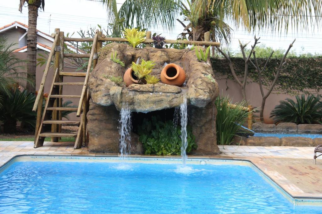 奥林匹亚蒂亚尼纳旅馆的庭院内带瀑布的游泳池