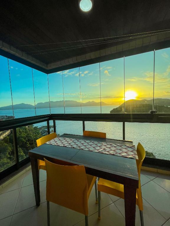 安格拉杜斯雷斯Apartamento Porto Real Resort (11.1 402) com vista panorâmica的海景客房内的桌椅