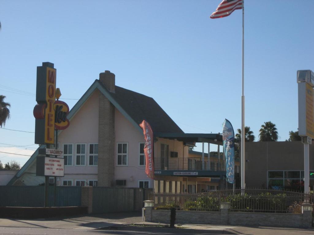 安纳海姆阿纳海姆科纳汽车旅馆的前面有旗帜的建筑