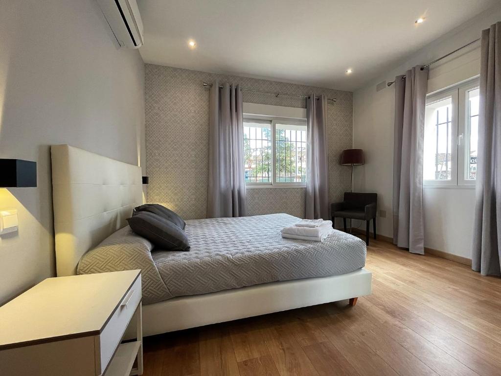 隆达隆达卢斯公寓酒店的卧室配有一张床、一张书桌和窗户。