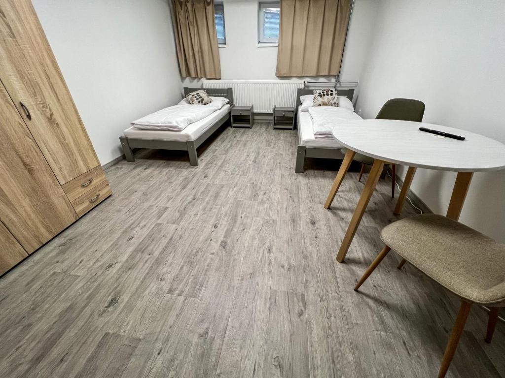 巴尔代约夫Hostel H18的客房设有桌子、床和桌椅。