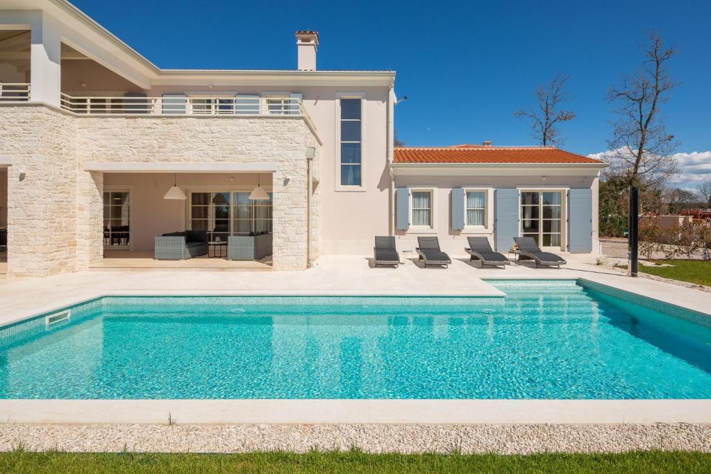 布罗托尼贾Villa Harmony by ILC (Istria Luxury Collection)的房屋前的游泳池