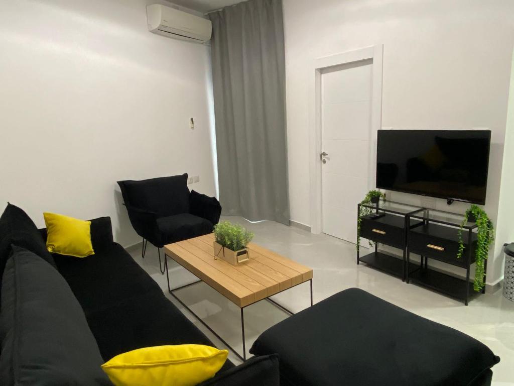 阿什杜德Sima Suite 2的客厅配有沙发和桌子