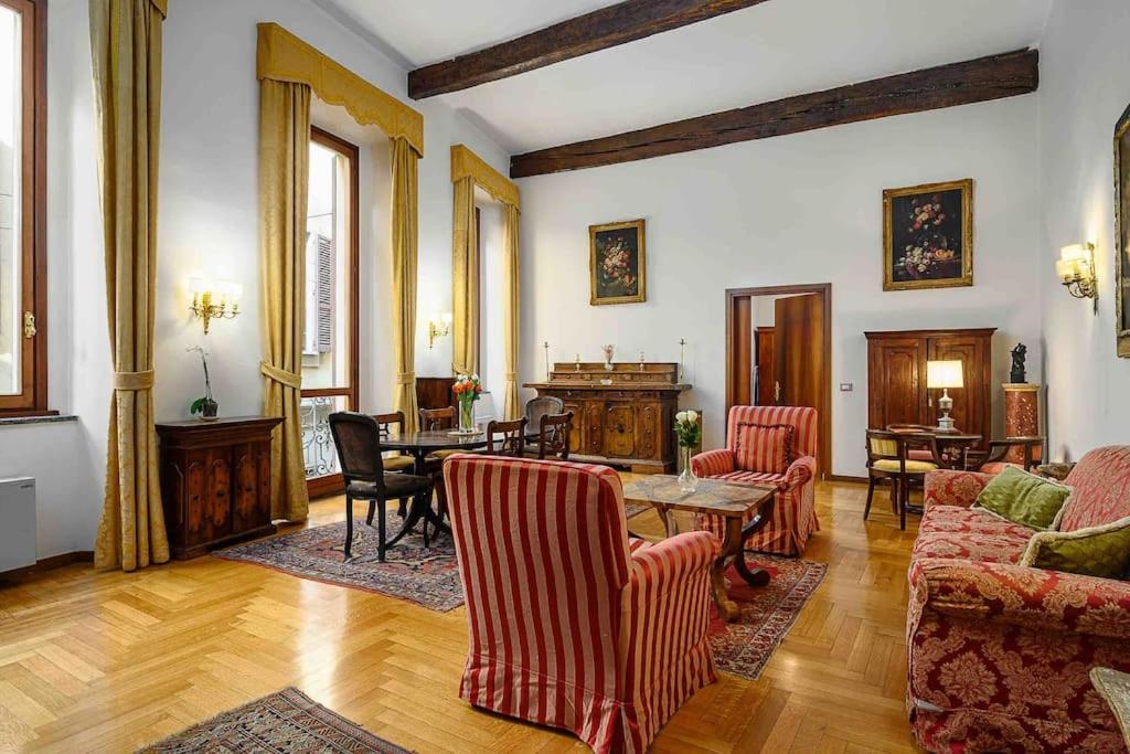 米兰Piazza DUOMO - Antico Appartamento dell'800的客厅配有红色椅子和桌子