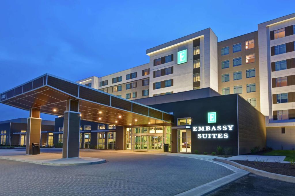 普兰菲尔德Embassy Suites By Hilton Plainfield Indianapolis Airport的使馆套房入口的 ⁇ 染