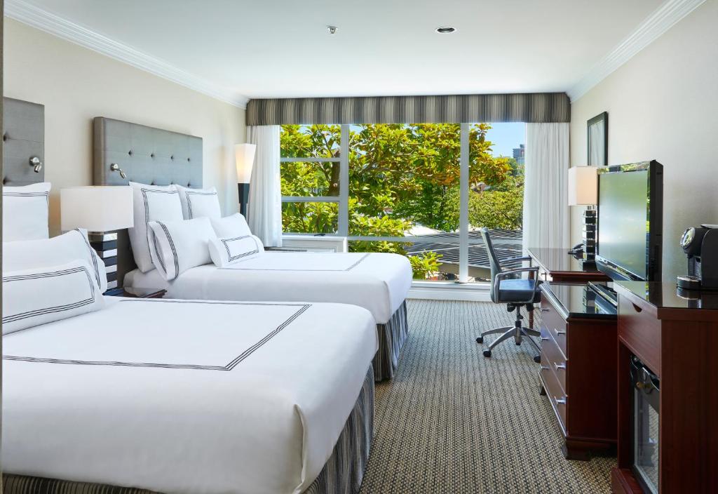 温哥华格兰维尔岛酒店的酒店客房设有两张床和窗户。