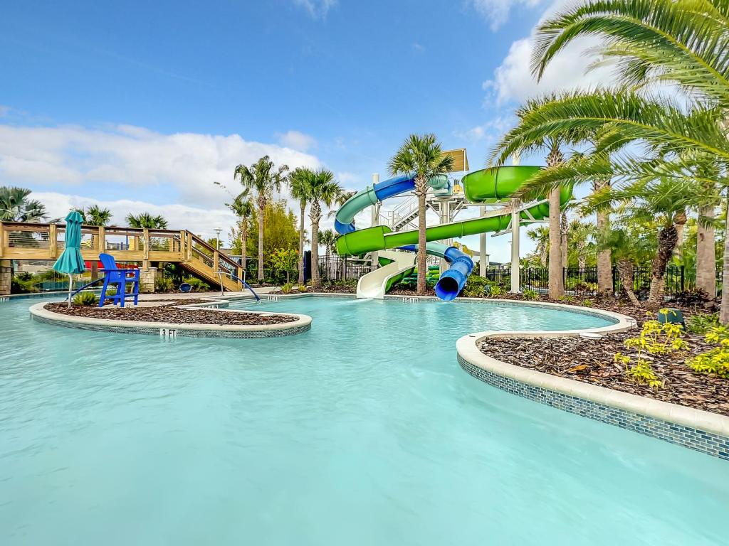 达文波特Windsor Island Vacation Pool Home的度假村游泳池的水滑梯
