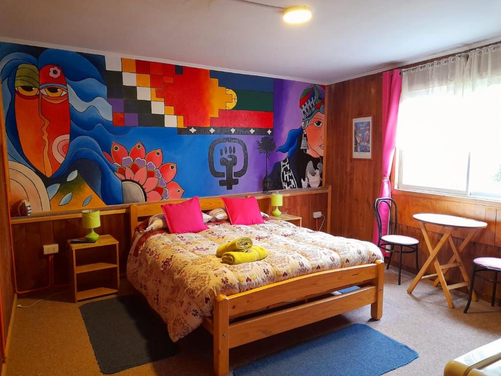 瓦尔帕莱索贝拉维斯塔命运旅馆的一间卧室配有一张壁画床