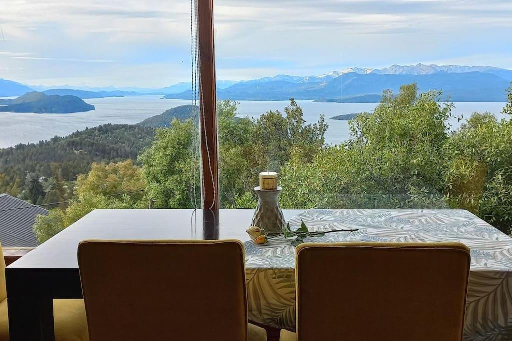 圣卡洛斯-德巴里洛切Cabaña de montaña en Cerro Otto con increible Vista al Lago的水景餐桌