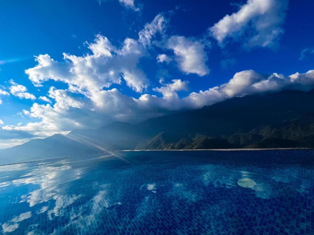 萨帕Pistachio Hotel Sapa的蓝天和云的海景
