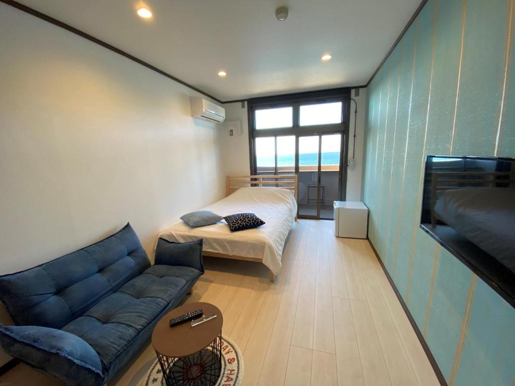 Kogushiseaside villa HILIFE - Vacation STAY 99007的客厅配有沙发和1张床
