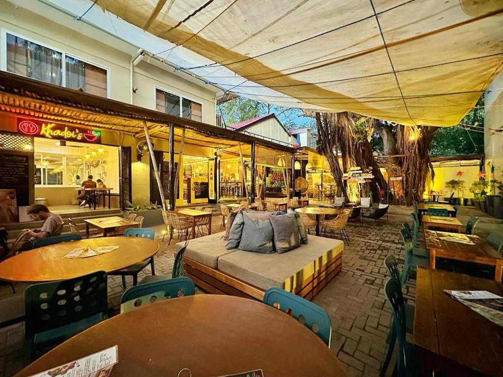 科隆BAMBAM Hostel的一间设有桌子和一张床位的餐厅