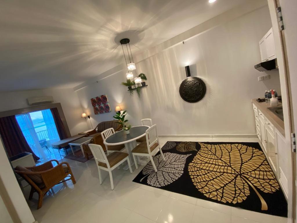 丹绒武雅Seaview Deluxe@Rainbow Paradise Tg Bungah 4-6pax的厨房以及带桌椅的用餐室。