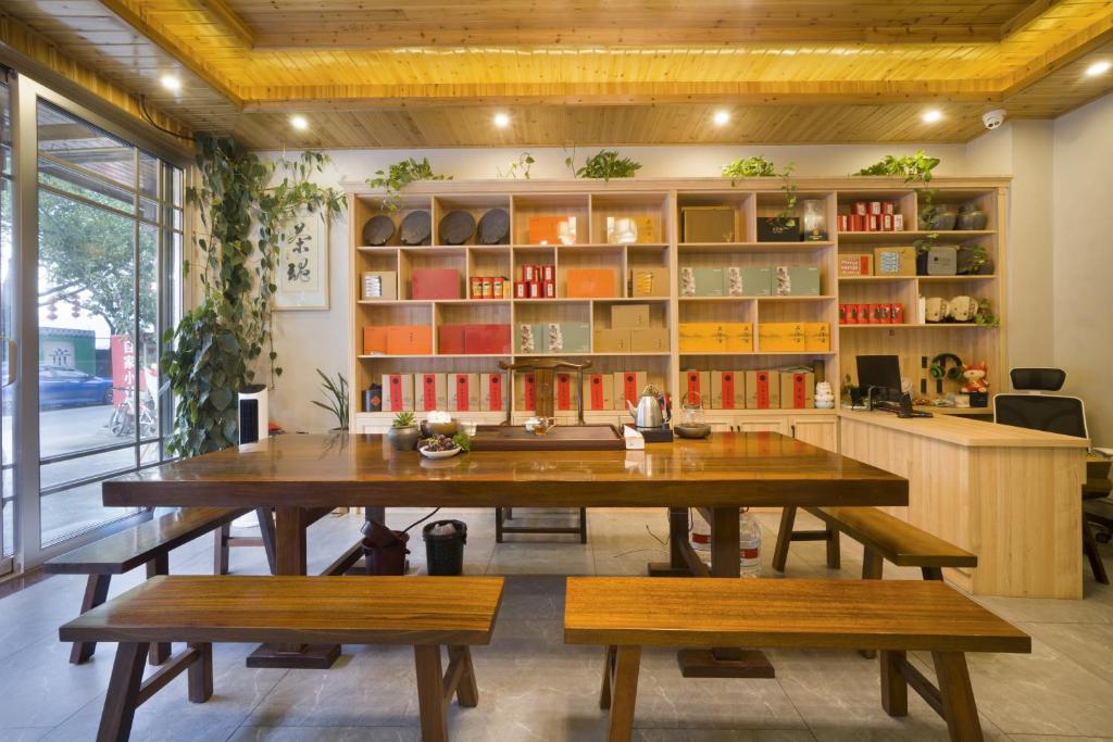 武夷山千浔茶舍的用餐室设有一张大木桌和长凳