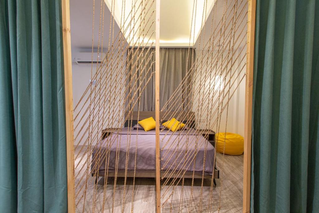 邦劳Bohol Sojourn Villa Alona的一间卧室,配有一张位于蚊帐内的床铺