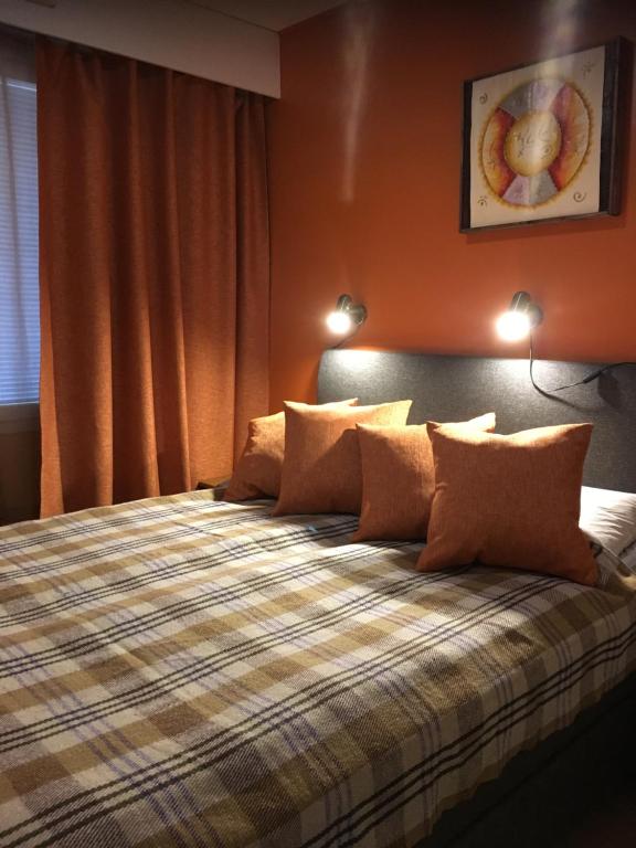 萨利色尔卡Outapailakka K19的一间卧室配有一张带两盏灯的床。