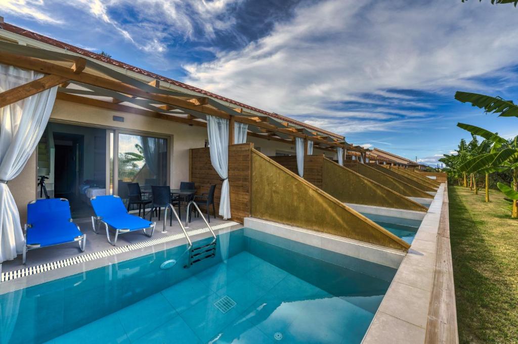 阿莫迪Kozanos Suites with Private Pool的一座带游泳池和房子的别墅