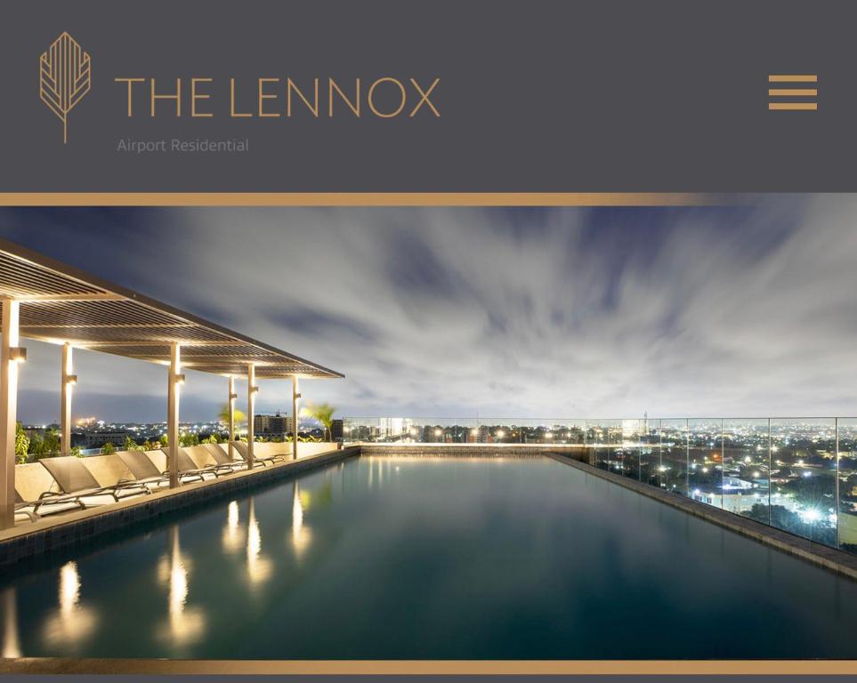 阿克拉Piano and Gold at The Lennox, Airport Residential的leominos酒店享有游泳池的景色