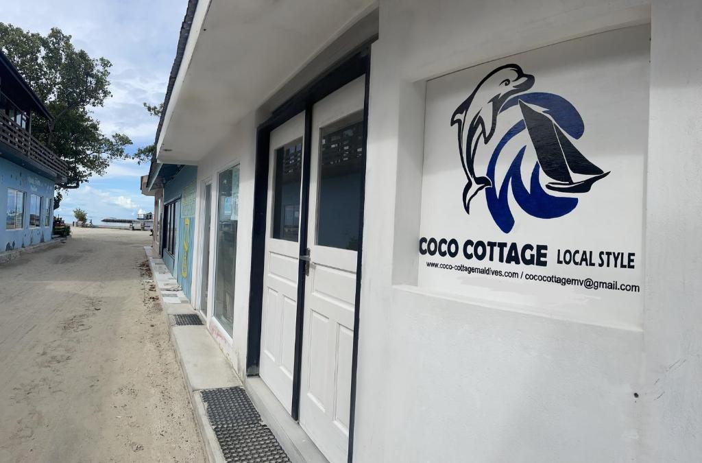 古雷德胡Coco Cottage Local Style的建筑物一侧的标志