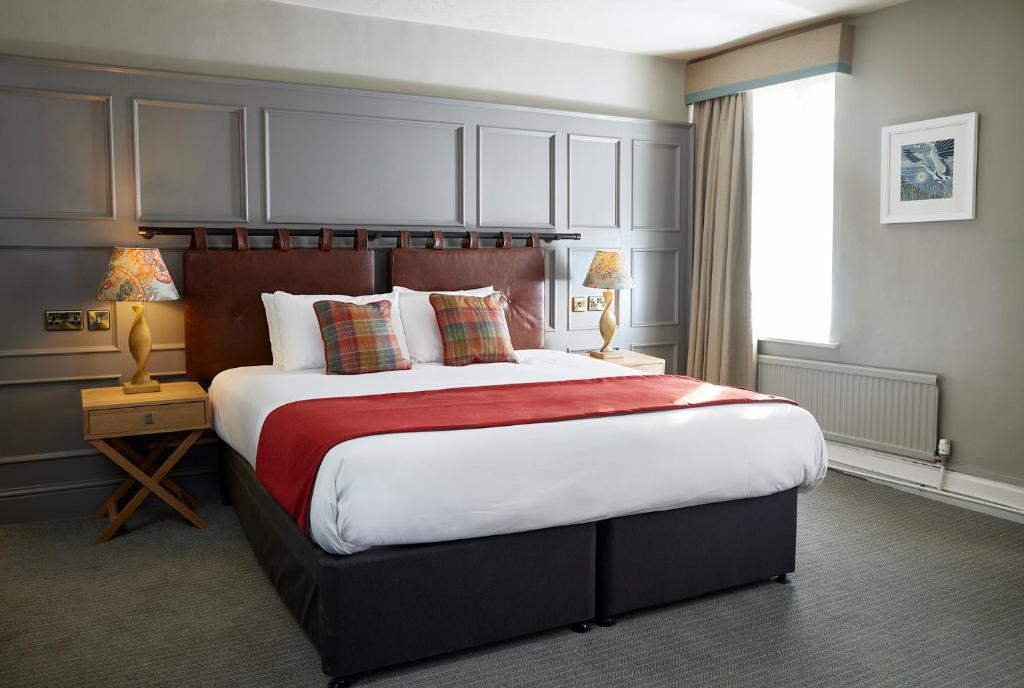 莱斯特Castle Hotel by Chef & Brewer Collection的一间卧室设有一张大床和一个窗户。