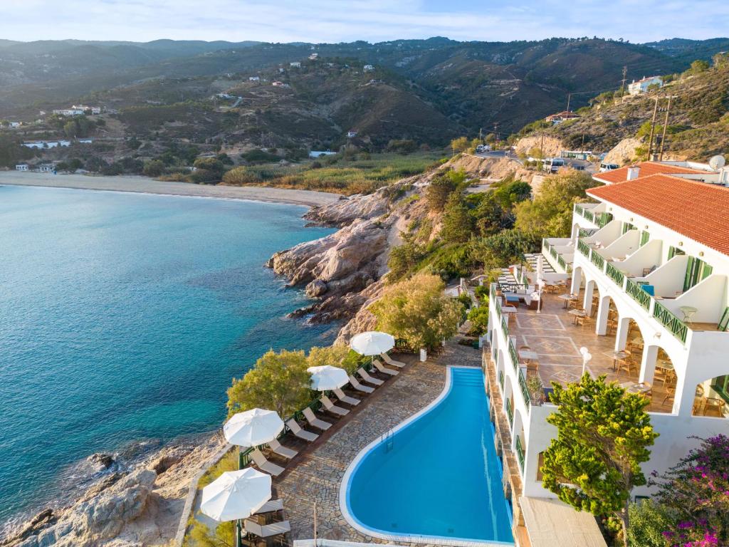 阿梅尼斯蒂斯埃罗费里海滩酒店的享有度假胜地的空中景致,设有游泳池和海洋