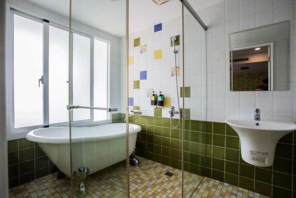 台南Key We Go Hotel 奇遇果文旅的带浴缸和盥洗盆的浴室