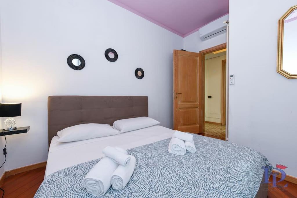 代森扎诺-德尔加达DesenzanoLoft Let It Be A Dream的一间卧室配有一张床,上面有两条毛巾